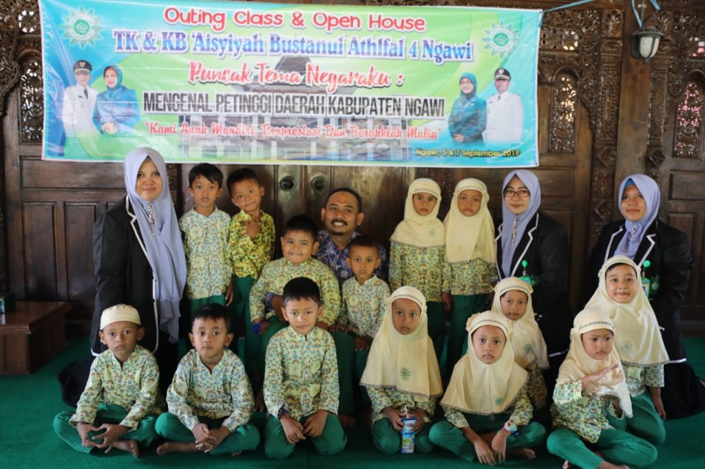 ” OUTING CLASS ” Putra – Putri TK dan KB Aisyiyah Bustanul Athlfal 4 Ngawi di Pendopo Rumah Wakil Bupati