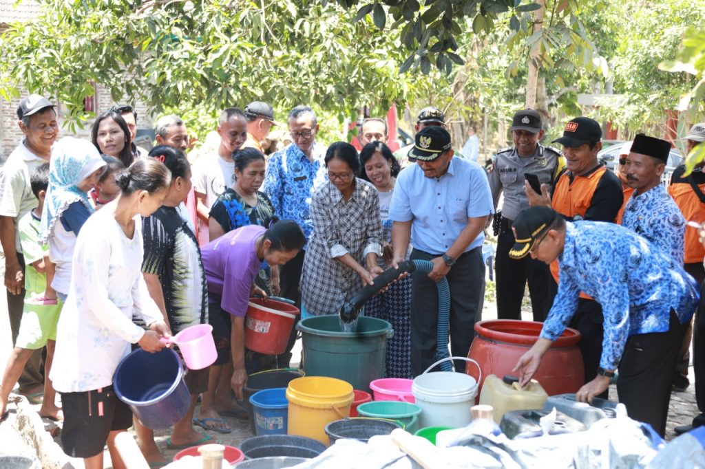 Wakil Bupati Ony Anwar Memberikan Bantuan Air Bersih di Desa Kauman Kec.Widodaren