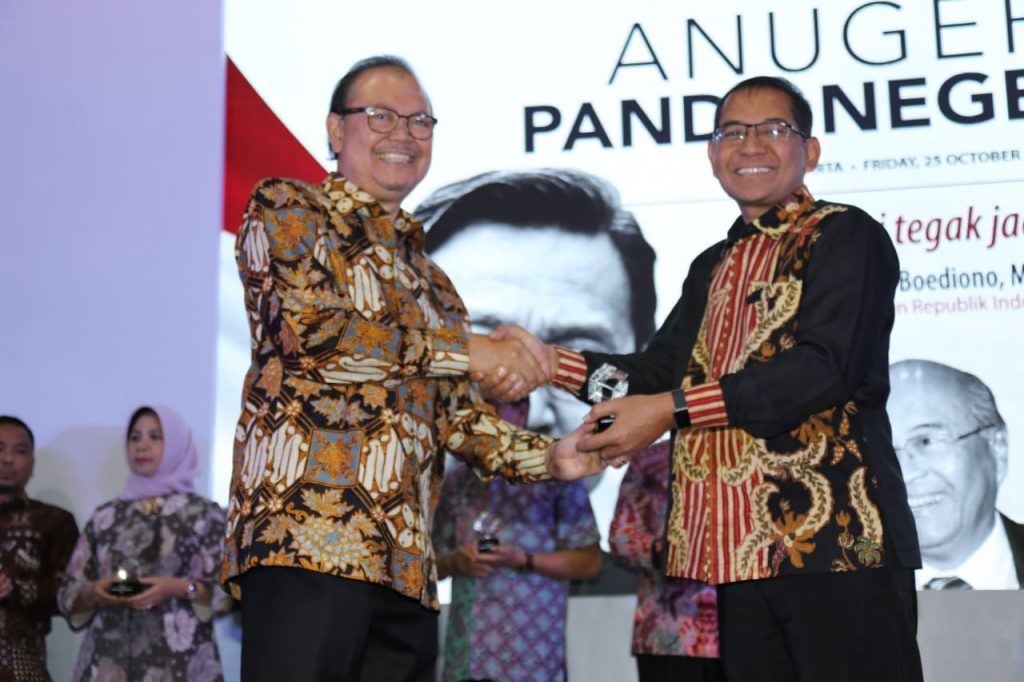Sekda Ngawi Menerima Penghargaan Anugerah Pandu Negeri 2019 Kategori Silver dari Indonesian Institute Public Governance (IIPG)