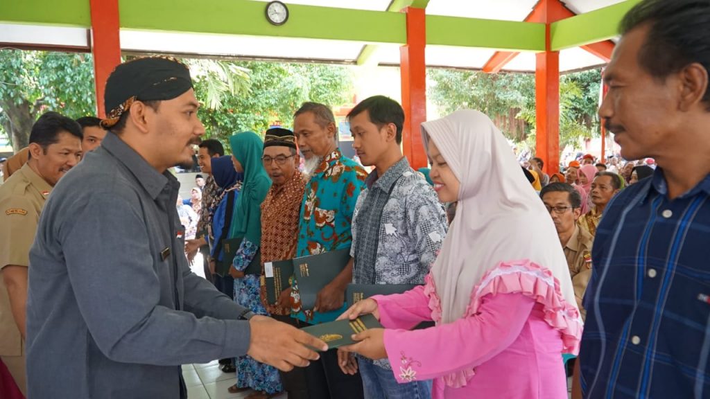 Wakil Bupati Ngawi Menghadiri Penyerahan Sertifikat Hak Atas Tanah Bagi Usaha Mikro