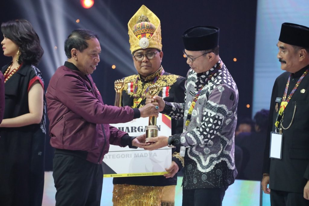 Bupati Ngawi menerima Penghargaan Kabupaten Layak Pemuda 2019