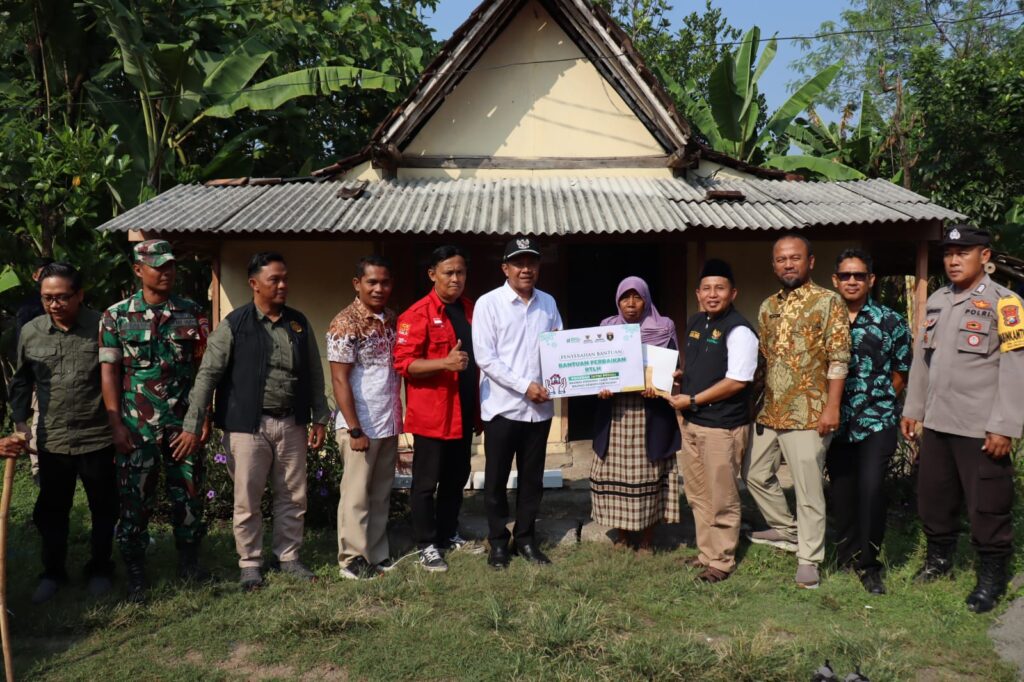 Upaya pengentasan kemiskinan di Kabupaten Ngawi terus dilakukan termasuk kolaborasi dengan Baznas Ngawi lakukan Bedah Rumah milik warga.