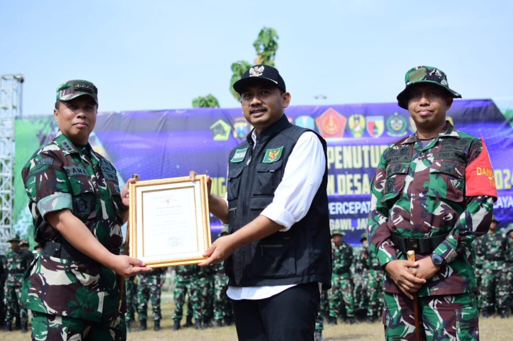 penutupan TNI Manunggal Membangun Desa (TMMD) Ke 121 2024 di Lapangan Desa Bangunrejo, Kecamatan Pitu, Kabupaten Ngawi