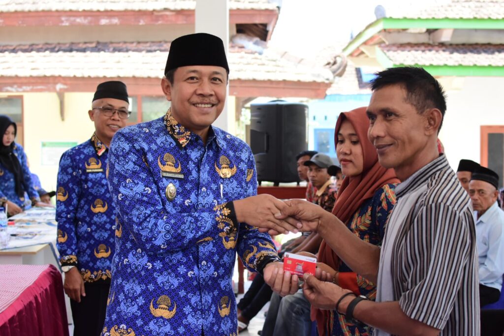 Penyerahan kartu ATM bagi ketua RT/RW kabupaten Ngawi 2024